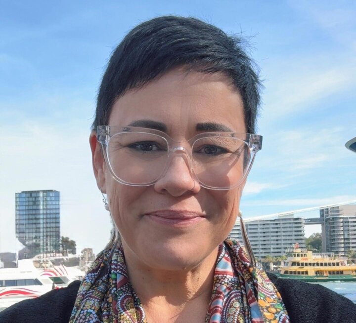 Profile photo of Mellissa Johnson, Bachelor of Social Work alumni standing in front of Sydney Harbour - desktop